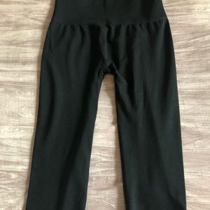 Super comfy back leggings with wide waistband!